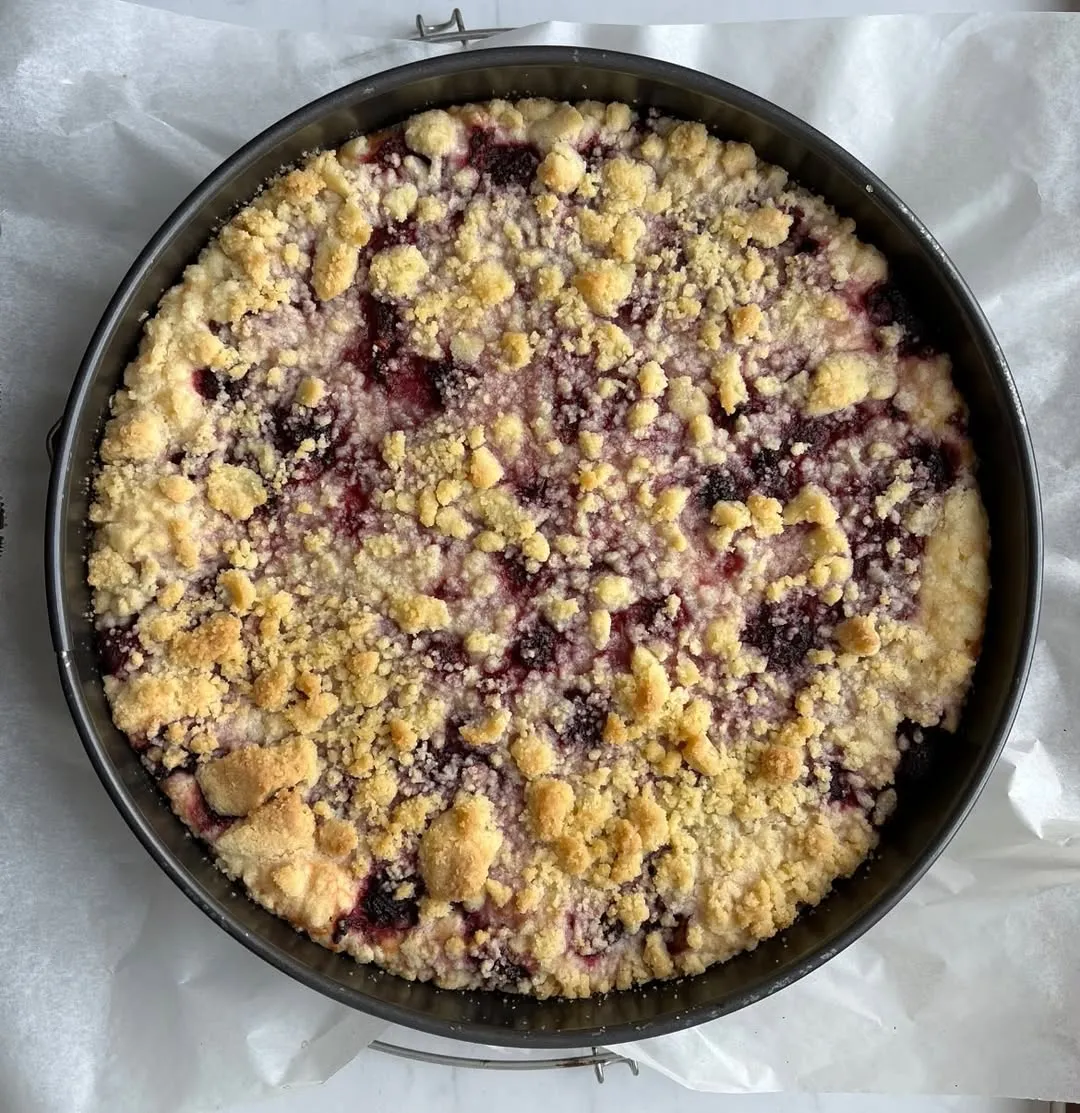Hausgebackener Streuselkuchen mit Beeren
